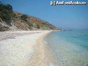 [P18] Iata si plaja la care am acostat, aparent accesibila doar dinspre mare, situata citiva km la nord de Poros, spre Sami. Cam astea sint fotografiile, am ilustrat aproape tot textul, cu exceptia plajelor Katelios si Skala, pentru care nu am poze, dar se gasesc prin alte cronici pe acest site.  » foto by abancor
 - 
<span class="allrVoted glyphicon glyphicon-heart hidden" id="av362034"></span>
<a class="m-l-10 hidden" id="sv362034" onclick="voting_Foto_DelVot(,362034,14654)" role="button">șterge vot <span class="glyphicon glyphicon-remove"></span></a>
<a id="v9362034" class=" c-red"  onclick="voting_Foto_SetVot(362034)" role="button"><span class="glyphicon glyphicon-heart-empty"></span> <b>LIKE</b> = Votează poza</a> <img class="hidden"  id="f362034W9" src="/imagini/loader.gif" border="0" /><span class="AjErrMes hidden" id="e362034ErM"></span>