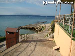 [P08] Tot Karavados (Agios Thomas), in cealalta parte a tavernei, zona stincoasa. In zare, Zakynthos. Se observa un inotator solitar. » foto by abancor
 - 
<span class="allrVoted glyphicon glyphicon-heart hidden" id="av362017"></span>
<a class="m-l-10 hidden" id="sv362017" onclick="voting_Foto_DelVot(,362017,14654)" role="button">șterge vot <span class="glyphicon glyphicon-remove"></span></a>
<a id="v9362017" class=" c-red"  onclick="voting_Foto_SetVot(362017)" role="button"><span class="glyphicon glyphicon-heart-empty"></span> <b>LIKE</b> = Votează poza</a> <img class="hidden"  id="f362017W9" src="/imagini/loader.gif" border="0" /><span class="AjErrMes hidden" id="e362017ErM"></span>