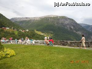 [P48] În drum spre Bergen - Pe platforma Hotelului Stalheim.  » foto by iulianic
 - 
<span class="allrVoted glyphicon glyphicon-heart hidden" id="av475163"></span>
<a class="m-l-10 hidden" id="sv475163" onclick="voting_Foto_DelVot(,475163,14660)" role="button">șterge vot <span class="glyphicon glyphicon-remove"></span></a>
<a id="v9475163" class=" c-red"  onclick="voting_Foto_SetVot(475163)" role="button"><span class="glyphicon glyphicon-heart-empty"></span> <b>LIKE</b> = Votează poza</a> <img class="hidden"  id="f475163W9" src="/imagini/loader.gif" border="0" /><span class="AjErrMes hidden" id="e475163ErM"></span>
