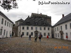 [P16] Bergen - În curtea vechiului palat regal.  » foto by iulianic
 - 
<span class="allrVoted glyphicon glyphicon-heart hidden" id="av484461"></span>
<a class="m-l-10 hidden" id="sv484461" onclick="voting_Foto_DelVot(,484461,14660)" role="button">șterge vot <span class="glyphicon glyphicon-remove"></span></a>
<a id="v9484461" class=" c-red"  onclick="voting_Foto_SetVot(484461)" role="button"><span class="glyphicon glyphicon-heart-empty"></span> <b>LIKE</b> = Votează poza</a> <img class="hidden"  id="f484461W9" src="/imagini/loader.gif" border="0" /><span class="AjErrMes hidden" id="e484461ErM"></span>
