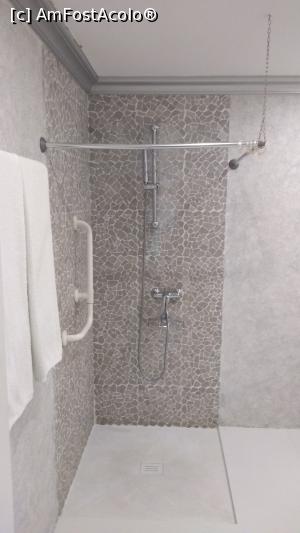[P57] Spatiul de dus din baie cu scurgere direct in podea, iar perdeaua de protectie lipseste cu desavarsire. » foto by ovidiuyepi
 - 
<span class="allrVoted glyphicon glyphicon-heart hidden" id="av1213169"></span>
<a class="m-l-10 hidden" id="sv1213169" onclick="voting_Foto_DelVot(,1213169,14687)" role="button">șterge vot <span class="glyphicon glyphicon-remove"></span></a>
<a id="v91213169" class=" c-red"  onclick="voting_Foto_SetVot(1213169)" role="button"><span class="glyphicon glyphicon-heart-empty"></span> <b>LIKE</b> = Votează poza</a> <img class="hidden"  id="f1213169W9" src="/imagini/loader.gif" border="0" /><span class="AjErrMes hidden" id="e1213169ErM"></span>