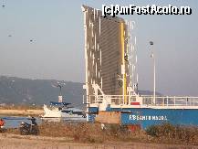 [P15] La ora cand trebuia sa permita trecere navelor mici,podul se  ridica si  ajungea paralel cu malul din stanga,in timp ce navele circulau mai departe,iar masinile pe sosea trebuia sa asteptte cateva minute ,pana cand se schimba semaforul.Cam la o ora se intampla  acest lucru! » foto by curcubeu
 - 
<span class="allrVoted glyphicon glyphicon-heart hidden" id="av332173"></span>
<a class="m-l-10 hidden" id="sv332173" onclick="voting_Foto_DelVot(,332173,14691)" role="button">șterge vot <span class="glyphicon glyphicon-remove"></span></a>
<a id="v9332173" class=" c-red"  onclick="voting_Foto_SetVot(332173)" role="button"><span class="glyphicon glyphicon-heart-empty"></span> <b>LIKE</b> = Votează poza</a> <img class="hidden"  id="f332173W9" src="/imagini/loader.gif" border="0" /><span class="AjErrMes hidden" id="e332173ErM"></span>