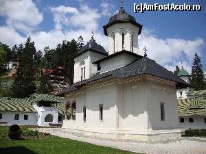 [P20] În imagine apare biserica veche a Mănăstirii Sinaia ce are hramul ”Adormirea Maicii Domnului”, ctitorie a Spătarului Mihail Cantacuzino.  » foto by Floryn81
 - 
<span class="allrVoted glyphicon glyphicon-heart hidden" id="av642883"></span>
<a class="m-l-10 hidden" id="sv642883" onclick="voting_Foto_DelVot(,642883,14696)" role="button">șterge vot <span class="glyphicon glyphicon-remove"></span></a>
<a id="v9642883" class=" c-red"  onclick="voting_Foto_SetVot(642883)" role="button"><span class="glyphicon glyphicon-heart-empty"></span> <b>LIKE</b> = Votează poza</a> <img class="hidden"  id="f642883W9" src="/imagini/loader.gif" border="0" /><span class="AjErrMes hidden" id="e642883ErM"></span>