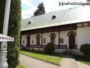 [P03] În partea dreaptă a zidului de incintă se află muzeul lăcașului de cult.  » foto by Floryn81
 - 
<span class="allrVoted glyphicon glyphicon-heart hidden" id="av642862"></span>
<a class="m-l-10 hidden" id="sv642862" onclick="voting_Foto_DelVot(,642862,14696)" role="button">șterge vot <span class="glyphicon glyphicon-remove"></span></a>
<a id="v9642862" class=" c-red"  onclick="voting_Foto_SetVot(642862)" role="button"><span class="glyphicon glyphicon-heart-empty"></span> <b>LIKE</b> = Votează poza</a> <img class="hidden"  id="f642862W9" src="/imagini/loader.gif" border="0" /><span class="AjErrMes hidden" id="e642862ErM"></span>