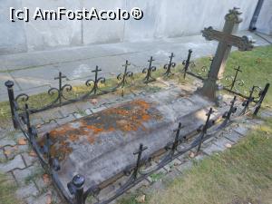 [P20] Mănăstirea Sinaia - Lângă biserica nouă, mormântul arhimandritului Paisie.  » foto by iulianic
 - 
<span class="allrVoted glyphicon glyphicon-heart hidden" id="av1035903"></span>
<a class="m-l-10 hidden" id="sv1035903" onclick="voting_Foto_DelVot(,1035903,14696)" role="button">șterge vot <span class="glyphicon glyphicon-remove"></span></a>
<a id="v91035903" class=" c-red"  onclick="voting_Foto_SetVot(1035903)" role="button"><span class="glyphicon glyphicon-heart-empty"></span> <b>LIKE</b> = Votează poza</a> <img class="hidden"  id="f1035903W9" src="/imagini/loader.gif" border="0" /><span class="AjErrMes hidden" id="e1035903ErM"></span>
