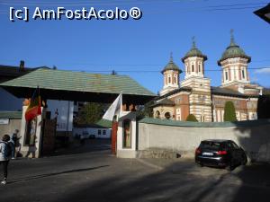 [P26] Mănăstirea Sinaia - Vedere din parcare.  » foto by iulianic
 - 
<span class="allrVoted glyphicon glyphicon-heart hidden" id="av1035909"></span>
<a class="m-l-10 hidden" id="sv1035909" onclick="voting_Foto_DelVot(,1035909,14696)" role="button">șterge vot <span class="glyphicon glyphicon-remove"></span></a>
<a id="v91035909" class=" c-red"  onclick="voting_Foto_SetVot(1035909)" role="button"><span class="glyphicon glyphicon-heart-empty"></span> <b>LIKE</b> = Votează poza</a> <img class="hidden"  id="f1035909W9" src="/imagini/loader.gif" border="0" /><span class="AjErrMes hidden" id="e1035909ErM"></span>