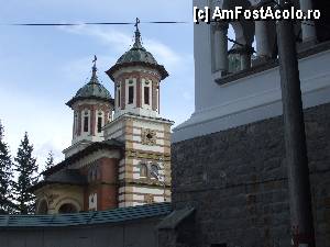 [P04] MAN. SINAIA / dreapta foto: turnul clopotniței; în fundal biserica nouă a mănăstirii » foto by vanda
 - 
<span class="allrVoted glyphicon glyphicon-heart hidden" id="av364870"></span>
<a class="m-l-10 hidden" id="sv364870" onclick="voting_Foto_DelVot(,364870,14696)" role="button">șterge vot <span class="glyphicon glyphicon-remove"></span></a>
<a id="v9364870" class=" c-red"  onclick="voting_Foto_SetVot(364870)" role="button"><span class="glyphicon glyphicon-heart-empty"></span> <b>LIKE</b> = Votează poza</a> <img class="hidden"  id="f364870W9" src="/imagini/loader.gif" border="0" /><span class="AjErrMes hidden" id="e364870ErM"></span>