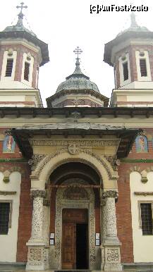 [P22] biserica noua-intrarea » foto by cristi82d
 - 
<span class="allrVoted glyphicon glyphicon-heart hidden" id="av186411"></span>
<a class="m-l-10 hidden" id="sv186411" onclick="voting_Foto_DelVot(,186411,14696)" role="button">șterge vot <span class="glyphicon glyphicon-remove"></span></a>
<a id="v9186411" class=" c-red"  onclick="voting_Foto_SetVot(186411)" role="button"><span class="glyphicon glyphicon-heart-empty"></span> <b>LIKE</b> = Votează poza</a> <img class="hidden"  id="f186411W9" src="/imagini/loader.gif" border="0" /><span class="AjErrMes hidden" id="e186411ErM"></span>