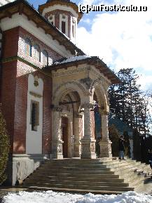 [P13] Manastirea Sinaia - intrarea bogat ornamentata si treptele din marmura » foto by Diaura*
 - 
<span class="allrVoted glyphicon glyphicon-heart hidden" id="av51353"></span>
<a class="m-l-10 hidden" id="sv51353" onclick="voting_Foto_DelVot(,51353,14696)" role="button">șterge vot <span class="glyphicon glyphicon-remove"></span></a>
<a id="v951353" class=" c-red"  onclick="voting_Foto_SetVot(51353)" role="button"><span class="glyphicon glyphicon-heart-empty"></span> <b>LIKE</b> = Votează poza</a> <img class="hidden"  id="f51353W9" src="/imagini/loader.gif" border="0" /><span class="AjErrMes hidden" id="e51353ErM"></span>