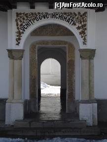 [P07] Manastirea Sinaia - deasupra intrarii un indemn la rugaciune » foto by Diaura*
 - 
<span class="allrVoted glyphicon glyphicon-heart hidden" id="av51347"></span>
<a class="m-l-10 hidden" id="sv51347" onclick="voting_Foto_DelVot(,51347,14696)" role="button">șterge vot <span class="glyphicon glyphicon-remove"></span></a>
<a id="v951347" class=" c-red"  onclick="voting_Foto_SetVot(51347)" role="button"><span class="glyphicon glyphicon-heart-empty"></span> <b>LIKE</b> = Votează poza</a> <img class="hidden"  id="f51347W9" src="/imagini/loader.gif" border="0" /><span class="AjErrMes hidden" id="e51347ErM"></span>