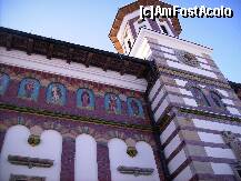 [P09] Nise Manastirii de culoare albastra in care sunt pictate chipuri de sfinti. Braul ce inconjoara Biserica, de culoare verde, simbolizand Sfanta treime sau unirea Tarilor Romane. » foto by anadragusin
 - 
<span class="allrVoted glyphicon glyphicon-heart hidden" id="av193895"></span>
<a class="m-l-10 hidden" id="sv193895" onclick="voting_Foto_DelVot(,193895,14696)" role="button">șterge vot <span class="glyphicon glyphicon-remove"></span></a>
<a id="v9193895" class=" c-red"  onclick="voting_Foto_SetVot(193895)" role="button"><span class="glyphicon glyphicon-heart-empty"></span> <b>LIKE</b> = Votează poza</a> <img class="hidden"  id="f193895W9" src="/imagini/loader.gif" border="0" /><span class="AjErrMes hidden" id="e193895ErM"></span>