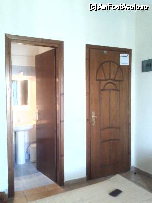 [P17] Hotel Irini, Psakoudia - Ușa din dreapta, este cea de acces în cameră, cealaltă, de la baie...  » foto by Lyssys
 - 
<span class="allrVoted glyphicon glyphicon-heart hidden" id="av443658"></span>
<a class="m-l-10 hidden" id="sv443658" onclick="voting_Foto_DelVot(,443658,14719)" role="button">șterge vot <span class="glyphicon glyphicon-remove"></span></a>
<a id="v9443658" class=" c-red"  onclick="voting_Foto_SetVot(443658)" role="button"><span class="glyphicon glyphicon-heart-empty"></span> <b>LIKE</b> = Votează poza</a> <img class="hidden"  id="f443658W9" src="/imagini/loader.gif" border="0" /><span class="AjErrMes hidden" id="e443658ErM"></span>