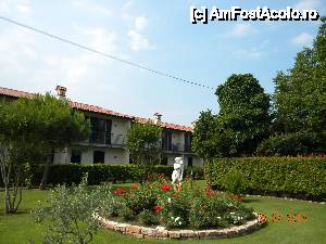 [P14] Detaliu in gradina exterioara, toate apartamentele aveau livingul cu vedere la piscina iar dormitoarele catre gradina exterioara » foto by bitnic
 - 
<span class="allrVoted glyphicon glyphicon-heart hidden" id="av445020"></span>
<a class="m-l-10 hidden" id="sv445020" onclick="voting_Foto_DelVot(,445020,14756)" role="button">șterge vot <span class="glyphicon glyphicon-remove"></span></a>
<a id="v9445020" class=" c-red"  onclick="voting_Foto_SetVot(445020)" role="button"><span class="glyphicon glyphicon-heart-empty"></span> <b>LIKE</b> = Votează poza</a> <img class="hidden"  id="f445020W9" src="/imagini/loader.gif" border="0" /><span class="AjErrMes hidden" id="e445020ErM"></span>