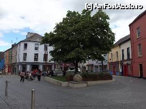 [P20] 'Clonakilty: în căutarea trenului pierdut' / O piateta centrala cu statuie si cu un bolovan istoric recuperat dintr-un castel » foto by DanCld
 - 
<span class="allrVoted glyphicon glyphicon-heart hidden" id="av452968"></span>
<a class="m-l-10 hidden" id="sv452968" onclick="voting_Foto_DelVot(,452968,14774)" role="button">șterge vot <span class="glyphicon glyphicon-remove"></span></a>
<a id="v9452968" class=" c-red"  onclick="voting_Foto_SetVot(452968)" role="button"><span class="glyphicon glyphicon-heart-empty"></span> <b>LIKE</b> = Votează poza</a> <img class="hidden"  id="f452968W9" src="/imagini/loader.gif" border="0" /><span class="AjErrMes hidden" id="e452968ErM"></span>