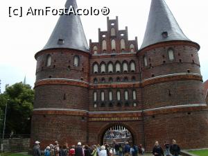 [P02] Poarta medievală Holstentor din sec 15, simbol al puterii fostei regine a ligii Hanseatice - » foto by mireille
 - 
<span class="allrVoted glyphicon glyphicon-heart hidden" id="av810995"></span>
<a class="m-l-10 hidden" id="sv810995" onclick="voting_Foto_DelVot(,810995,14776)" role="button">șterge vot <span class="glyphicon glyphicon-remove"></span></a>
<a id="v9810995" class=" c-red"  onclick="voting_Foto_SetVot(810995)" role="button"><span class="glyphicon glyphicon-heart-empty"></span> <b>LIKE</b> = Votează poza</a> <img class="hidden"  id="f810995W9" src="/imagini/loader.gif" border="0" /><span class="AjErrMes hidden" id="e810995ErM"></span>
