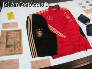 [P12] Echipamentul tanarului antrenor Jurgen Klinsmann de la Weltmeisterschaft 2006, din Germania » foto by Radu Tudoran
 - 
<span class="allrVoted glyphicon glyphicon-heart hidden" id="av746527"></span>
<a class="m-l-10 hidden" id="sv746527" onclick="voting_Foto_DelVot(,746527,14797)" role="button">șterge vot <span class="glyphicon glyphicon-remove"></span></a>
<a id="v9746527" class=" c-red"  onclick="voting_Foto_SetVot(746527)" role="button"><span class="glyphicon glyphicon-heart-empty"></span> <b>LIKE</b> = Votează poza</a> <img class="hidden"  id="f746527W9" src="/imagini/loader.gif" border="0" /><span class="AjErrMes hidden" id="e746527ErM"></span>