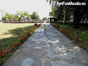 [P31] La ieșirea din capela Turnului cu Cranii... Mermelică al nostru o luase la pas deja. Aici zona este încă frumoasă, tristețea începe după podul de la ieșire.  » foto by ariciu*
 - 
<span class="allrVoted glyphicon glyphicon-heart hidden" id="av481027"></span>
<a class="m-l-10 hidden" id="sv481027" onclick="voting_Foto_DelVot(,481027,14800)" role="button">șterge vot <span class="glyphicon glyphicon-remove"></span></a>
<a id="v9481027" class=" c-red"  onclick="voting_Foto_SetVot(481027)" role="button"><span class="glyphicon glyphicon-heart-empty"></span> <b>LIKE</b> = Votează poza</a> <img class="hidden"  id="f481027W9" src="/imagini/loader.gif" border="0" /><span class="AjErrMes hidden" id="e481027ErM"></span>