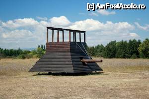 [P35] Aici mi-a explicat maestrul ce și cum cu ceea ce vedeți în poză... adică este un turn de asalt combinat cu berbece pentru dărâmat porți.  » foto by ariciu*
 - 
<span class="allrVoted glyphicon glyphicon-heart hidden" id="av481031"></span>
<a class="m-l-10 hidden" id="sv481031" onclick="voting_Foto_DelVot(,481031,14800)" role="button">șterge vot <span class="glyphicon glyphicon-remove"></span></a>
<a id="v9481031" class=" c-red"  onclick="voting_Foto_SetVot(481031)" role="button"><span class="glyphicon glyphicon-heart-empty"></span> <b>LIKE</b> = Votează poza</a> <img class="hidden"  id="f481031W9" src="/imagini/loader.gif" border="0" /><span class="AjErrMes hidden" id="e481031ErM"></span>