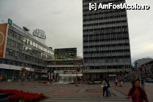 [P04] Hotelul ăla care strica tot PUZ-ul. În dreapta se vede una din intrările în partea subterană ideală pentru 'șopingăreală'.  » foto by ariciu*
 - 
<span class="allrVoted glyphicon glyphicon-heart hidden" id="av481000"></span>
<a class="m-l-10 hidden" id="sv481000" onclick="voting_Foto_DelVot(,481000,14800)" role="button">șterge vot <span class="glyphicon glyphicon-remove"></span></a>
<a id="v9481000" class=" c-red"  onclick="voting_Foto_SetVot(481000)" role="button"><span class="glyphicon glyphicon-heart-empty"></span> <b>LIKE</b> = Votează poza</a> <img class="hidden"  id="f481000W9" src="/imagini/loader.gif" border="0" /><span class="AjErrMes hidden" id="e481000ErM"></span>
