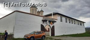 [P02] Mănăstirea Berislăvești, județul Vâlcea văzută din parcare » foto by mprofeanu
 - 
<span class="allrVoted glyphicon glyphicon-heart hidden" id="av1394300"></span>
<a class="m-l-10 hidden" id="sv1394300" onclick="voting_Foto_DelVot(,1394300,14806)" role="button">șterge vot <span class="glyphicon glyphicon-remove"></span></a>
<a id="v91394300" class=" c-red"  onclick="voting_Foto_SetVot(1394300)" role="button"><span class="glyphicon glyphicon-heart-empty"></span> <b>LIKE</b> = Votează poza</a> <img class="hidden"  id="f1394300W9" src="/imagini/loader.gif" border="0" /><span class="AjErrMes hidden" id="e1394300ErM"></span>