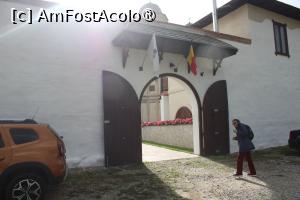 [P03] Mănăstirea Berislăvești, județul Vâlcea, Poarta de acces în mănăstire » foto by mprofeanu
 - 
<span class="allrVoted glyphicon glyphicon-heart hidden" id="av1394301"></span>
<a class="m-l-10 hidden" id="sv1394301" onclick="voting_Foto_DelVot(,1394301,14806)" role="button">șterge vot <span class="glyphicon glyphicon-remove"></span></a>
<a id="v91394301" class=" c-red"  onclick="voting_Foto_SetVot(1394301)" role="button"><span class="glyphicon glyphicon-heart-empty"></span> <b>LIKE</b> = Votează poza</a> <img class="hidden"  id="f1394301W9" src="/imagini/loader.gif" border="0" /><span class="AjErrMes hidden" id="e1394301ErM"></span>