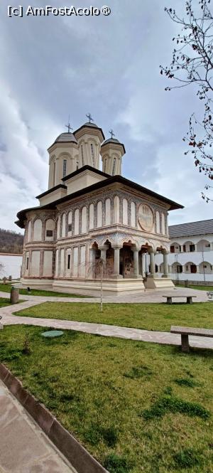 [P13] Biserica „Sfinții Trei Ierarhi” - Mănăstirea Berislăvești. » foto by tata123 🔱
 - 
<span class="allrVoted glyphicon glyphicon-heart hidden" id="av1427656"></span>
<a class="m-l-10 hidden" id="sv1427656" onclick="voting_Foto_DelVot(,1427656,14806)" role="button">șterge vot <span class="glyphicon glyphicon-remove"></span></a>
<a id="v91427656" class=" c-red"  onclick="voting_Foto_SetVot(1427656)" role="button"><span class="glyphicon glyphicon-heart-empty"></span> <b>LIKE</b> = Votează poza</a> <img class="hidden"  id="f1427656W9" src="/imagini/loader.gif" border="0" /><span class="AjErrMes hidden" id="e1427656ErM"></span>