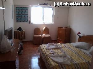 [P10] Vedere de ansamblu, dupa amplasarea 'patului' nr 2 inca mai puteam sa ne miscam pe acolo, asadar = suficient de spatioasa. Din nou, scuzati punga :) Aer conditionat functional ok, colt dreapta mini - bar, functional si acela.  » foto by ariciu*
 - 
<span class="allrVoted glyphicon glyphicon-heart hidden" id="av446686"></span>
<a class="m-l-10 hidden" id="sv446686" onclick="voting_Foto_DelVot(,446686,14810)" role="button">șterge vot <span class="glyphicon glyphicon-remove"></span></a>
<a id="v9446686" class=" c-red"  onclick="voting_Foto_SetVot(446686)" role="button"><span class="glyphicon glyphicon-heart-empty"></span> <b>LIKE</b> = Votează poza</a> <img class="hidden"  id="f446686W9" src="/imagini/loader.gif" border="0" /><span class="AjErrMes hidden" id="e446686ErM"></span>