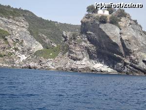 [P19] sus pe stanca este bisericuta din filmul 'Mama Mia'. (vedere in drum spre insula Skopelos, de pe vasul Agios Nicolas)  » foto by Un Turist Roman
 - 
<span class="allrVoted glyphicon glyphicon-heart hidden" id="av520415"></span>
<a class="m-l-10 hidden" id="sv520415" onclick="voting_Foto_DelVot(,520415,14842)" role="button">șterge vot <span class="glyphicon glyphicon-remove"></span></a>
<a id="v9520415" class=" c-red"  onclick="voting_Foto_SetVot(520415)" role="button"><span class="glyphicon glyphicon-heart-empty"></span> <b>LIKE</b> = Votează poza</a> <img class="hidden"  id="f520415W9" src="/imagini/loader.gif" border="0" /><span class="AjErrMes hidden" id="e520415ErM"></span>