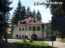 [P12] curtea casei memoriale ,,George Enescu' Sinaia; stânga-bustul lui Enescu; lateral stânga vilă - dormitorul compozitorului; lateral dreapta spate turnul belvedere » foto by vanda
 - 
<span class="allrVoted glyphicon glyphicon-heart hidden" id="av364940"></span>
<a class="m-l-10 hidden" id="sv364940" onclick="voting_Foto_DelVot(,364940,14875)" role="button">șterge vot <span class="glyphicon glyphicon-remove"></span></a>
<a id="v9364940" class=" c-red"  onclick="voting_Foto_SetVot(364940)" role="button"><span class="glyphicon glyphicon-heart-empty"></span> <b>LIKE</b> = Votează poza</a> <img class="hidden"  id="f364940W9" src="/imagini/loader.gif" border="0" /><span class="AjErrMes hidden" id="e364940ErM"></span>