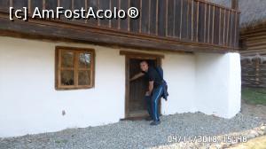 [P30] Muzeul Civilizației Populare Tradiționale „Astra”, Sibiu. Cam greu pentru mine să intru.  » foto by ungureanica
 - 
<span class="allrVoted glyphicon glyphicon-heart hidden" id="av1031284"></span>
<a class="m-l-10 hidden" id="sv1031284" onclick="voting_Foto_DelVot(,1031284,14876)" role="button">șterge vot <span class="glyphicon glyphicon-remove"></span></a>
<a id="v91031284" class=" c-red"  onclick="voting_Foto_SetVot(1031284)" role="button"><span class="glyphicon glyphicon-heart-empty"></span> <b>LIKE</b> = Votează poza</a> <img class="hidden"  id="f1031284W9" src="/imagini/loader.gif" border="0" /><span class="AjErrMes hidden" id="e1031284ErM"></span>