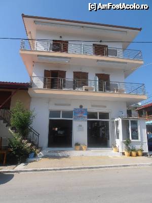 [P15] Restaurantul Manolo, cele doua intrari in restaurant, terasa este situata vis a vis, chiar pe malul marii » foto by sunflower
 - 
<span class="allrVoted glyphicon glyphicon-heart hidden" id="av450602"></span>
<a class="m-l-10 hidden" id="sv450602" onclick="voting_Foto_DelVot(,450602,14929)" role="button">șterge vot <span class="glyphicon glyphicon-remove"></span></a>
<a id="v9450602" class=" c-red"  onclick="voting_Foto_SetVot(450602)" role="button"><span class="glyphicon glyphicon-heart-empty"></span> <b>LIKE</b> = Votează poza</a> <img class="hidden"  id="f450602W9" src="/imagini/loader.gif" border="0" /><span class="AjErrMes hidden" id="e450602ErM"></span>