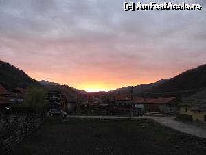 [P18] Rasarit de soare, vazut din camera mea si bucatarie.  » foto by PPP974273
 - 
<span class="allrVoted glyphicon glyphicon-heart hidden" id="av613269"></span>
<a class="m-l-10 hidden" id="sv613269" onclick="voting_Foto_DelVot(,613269,14992)" role="button">șterge vot <span class="glyphicon glyphicon-remove"></span></a>
<a id="v9613269" class=" c-red"  onclick="voting_Foto_SetVot(613269)" role="button"><span class="glyphicon glyphicon-heart-empty"></span> <b>LIKE</b> = Votează poza</a> <img class="hidden"  id="f613269W9" src="/imagini/loader.gif" border="0" /><span class="AjErrMes hidden" id="e613269ErM"></span>