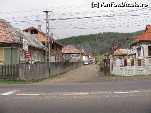 [P19] De la sosea, intrarea spre pensiune. Urmeaza imediat prima strada la stanga. Total, cam 100 m drum de tara.  » foto by PPP974273
 - 
<span class="allrVoted glyphicon glyphicon-heart hidden" id="av613270"></span>
<a class="m-l-10 hidden" id="sv613270" onclick="voting_Foto_DelVot(,613270,14992)" role="button">șterge vot <span class="glyphicon glyphicon-remove"></span></a>
<a id="v9613270" class=" c-red"  onclick="voting_Foto_SetVot(613270)" role="button"><span class="glyphicon glyphicon-heart-empty"></span> <b>LIKE</b> = Votează poza</a> <img class="hidden"  id="f613270W9" src="/imagini/loader.gif" border="0" /><span class="AjErrMes hidden" id="e613270ErM"></span>