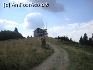 [P13] După ce am făcut mai multe fotografii în punctul Clăbucet Plecare am pornit pe potecă spre cabana Gârbova. Se observă clădirea aflată într-o stare avansată de degradare despre care am scris în articol.  » foto by Floryn81
 - 
<span class="allrVoted glyphicon glyphicon-heart hidden" id="av787720"></span>
<a class="m-l-10 hidden" id="sv787720" onclick="voting_Foto_DelVot(,787720,15071)" role="button">șterge vot <span class="glyphicon glyphicon-remove"></span></a>
<a id="v9787720" class=" c-red"  onclick="voting_Foto_SetVot(787720)" role="button"><span class="glyphicon glyphicon-heart-empty"></span> <b>LIKE</b> = Votează poza</a> <img class="hidden"  id="f787720W9" src="/imagini/loader.gif" border="0" /><span class="AjErrMes hidden" id="e787720ErM"></span>