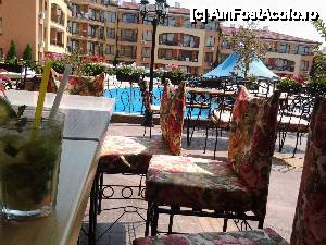 [P03] Poza din pozitia 'asteptind mincarea'. Se vede o parte din piscina mare, pe fundal de un-sfert-de-complex-in-soare. Ca sa ma dau mare ca beau alcool, in poza apare - ca din intimplare - si un pahar cu doua paie. De ce doua? N-am idee. Probabil se bea pe nas :)  » foto by F2A1C
 - 
<span class="allrVoted glyphicon glyphicon-heart hidden" id="av456040"></span>
<a class="m-l-10 hidden" id="sv456040" onclick="voting_Foto_DelVot(,456040,15076)" role="button">șterge vot <span class="glyphicon glyphicon-remove"></span></a>
<a id="v9456040" class=" c-red"  onclick="voting_Foto_SetVot(456040)" role="button"><span class="glyphicon glyphicon-heart-empty"></span> <b>LIKE</b> = Votează poza</a> <img class="hidden"  id="f456040W9" src="/imagini/loader.gif" border="0" /><span class="AjErrMes hidden" id="e456040ErM"></span>