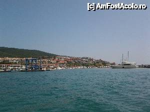 [P09] Marina Sveti Vlas, noi veneam cu taxi-vaporasul. 
Cind le-am spus unor suedezi ca am facut 45 de minute din Nessebar, ne-au suspectat ca am fi vislit tot drumul pina in Sveti Vlas. Asa ca am dat vina pe gropi.  » foto by F2A1C
 - 
<span class="allrVoted glyphicon glyphicon-heart hidden" id="av456050"></span>
<a class="m-l-10 hidden" id="sv456050" onclick="voting_Foto_DelVot(,456050,15076)" role="button">șterge vot <span class="glyphicon glyphicon-remove"></span></a>
<a id="v9456050" class=" c-red"  onclick="voting_Foto_SetVot(456050)" role="button"><span class="glyphicon glyphicon-heart-empty"></span> <b>LIKE</b> = Votează poza</a> <img class="hidden"  id="f456050W9" src="/imagini/loader.gif" border="0" /><span class="AjErrMes hidden" id="e456050ErM"></span>