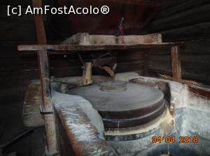 [P22] piatra de la moara Firiz. In partea central -stanga se vede o piesa de lemn atarnata de un lant - ciocul morii - care regleaza cantitatea de boabe ce cad la macinat in functie de debitul apei ce invarte turbina morii » foto by Denisa13
 - 
<span class="allrVoted glyphicon glyphicon-heart hidden" id="av957531"></span>
<a class="m-l-10 hidden" id="sv957531" onclick="voting_Foto_DelVot(,957531,15101)" role="button">șterge vot <span class="glyphicon glyphicon-remove"></span></a>
<a id="v9957531" class=" c-red"  onclick="voting_Foto_SetVot(957531)" role="button"><span class="glyphicon glyphicon-heart-empty"></span> <b>LIKE</b> = Votează poza</a> <img class="hidden"  id="f957531W9" src="/imagini/loader.gif" border="0" /><span class="AjErrMes hidden" id="e957531ErM"></span>