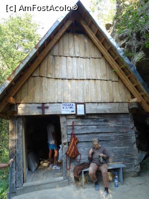 [P21] Morile de apă de pe Valea Rudăriei - Moara de la tunel și bunicuța care ne-a făcut ziua mai frumoasă » foto by Cris
 - 
<span class="allrVoted glyphicon glyphicon-heart hidden" id="av833263"></span>
<a class="m-l-10 hidden" id="sv833263" onclick="voting_Foto_DelVot(,833263,15101)" role="button">șterge vot <span class="glyphicon glyphicon-remove"></span></a>
<a id="v9833263" class=" c-red"  onclick="voting_Foto_SetVot(833263)" role="button"><span class="glyphicon glyphicon-heart-empty"></span> <b>LIKE</b> = Votează poza</a> <img class="hidden"  id="f833263W9" src="/imagini/loader.gif" border="0" /><span class="AjErrMes hidden" id="e833263ErM"></span>