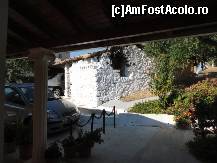 [P24] La intrarea in studio o anexa veche traditional greceasca dar varuita proaspat ne-a dat fiori cand s-a oprit taxiul in fata ei. Drept sa spun eu as fi daramat-o daca eram proprietar.  » foto by turist_calatorescu*
 - 
<span class="allrVoted glyphicon glyphicon-heart hidden" id="av460652"></span>
<a class="m-l-10 hidden" id="sv460652" onclick="voting_Foto_DelVot(,460652,15224)" role="button">șterge vot <span class="glyphicon glyphicon-remove"></span></a>
<a id="v9460652" class=" c-red"  onclick="voting_Foto_SetVot(460652)" role="button"><span class="glyphicon glyphicon-heart-empty"></span> <b>LIKE</b> = Votează poza</a> <img class="hidden"  id="f460652W9" src="/imagini/loader.gif" border="0" /><span class="AjErrMes hidden" id="e460652ErM"></span>