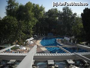 [P19] Vedere de pe terasa barului din lobby, jos este terasa restaurantului principal si piscina.  » foto by Andox
 - 
<span class="allrVoted glyphicon glyphicon-heart hidden" id="av507462"></span>
<a class="m-l-10 hidden" id="sv507462" onclick="voting_Foto_DelVot(,507462,15280)" role="button">șterge vot <span class="glyphicon glyphicon-remove"></span></a>
<a id="v9507462" class=" c-red"  onclick="voting_Foto_SetVot(507462)" role="button"><span class="glyphicon glyphicon-heart-empty"></span> <b>LIKE</b> = Votează poza</a> <img class="hidden"  id="f507462W9" src="/imagini/loader.gif" border="0" /><span class="AjErrMes hidden" id="e507462ErM"></span>