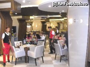 [P40] Chelneri care misuna prin restaurant pentru a va servi cu bauturi si pentru a debarasa masa foarte prompt.  » foto by Andox
 - 
<span class="allrVoted glyphicon glyphicon-heart hidden" id="av507500"></span>
<a class="m-l-10 hidden" id="sv507500" onclick="voting_Foto_DelVot(,507500,15280)" role="button">șterge vot <span class="glyphicon glyphicon-remove"></span></a>
<a id="v9507500" class=" c-red"  onclick="voting_Foto_SetVot(507500)" role="button"><span class="glyphicon glyphicon-heart-empty"></span> <b>LIKE</b> = Votează poza</a> <img class="hidden"  id="f507500W9" src="/imagini/loader.gif" border="0" /><span class="AjErrMes hidden" id="e507500ErM"></span>