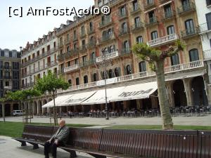 [P05] Un spaniol pe bancă, în spate e faimoasa cafenea Iruna, unde venea E. Hemingway.  » foto by mireille
 - 
<span class="allrVoted glyphicon glyphicon-heart hidden" id="av1020732"></span>
<a class="m-l-10 hidden" id="sv1020732" onclick="voting_Foto_DelVot(,1020732,15321)" role="button">șterge vot <span class="glyphicon glyphicon-remove"></span></a>
<a id="v91020732" class=" c-red"  onclick="voting_Foto_SetVot(1020732)" role="button"><span class="glyphicon glyphicon-heart-empty"></span> <b>LIKE</b> = Votează poza</a> <img class="hidden"  id="f1020732W9" src="/imagini/loader.gif" border="0" /><span class="AjErrMes hidden" id="e1020732ErM"></span>