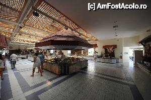 [P22] Restaurantul la pranz. 
Se observa cordoanele care impiedica intrarea 'oaspetilor' hotelului in 3 sali de mese (~50% din locuri)  » foto by Talibanu
 - 
<span class="allrVoted glyphicon glyphicon-heart hidden" id="av464411"></span>
<a class="m-l-10 hidden" id="sv464411" onclick="voting_Foto_DelVot(,464411,15327)" role="button">șterge vot <span class="glyphicon glyphicon-remove"></span></a>
<a id="v9464411" class=" c-red"  onclick="voting_Foto_SetVot(464411)" role="button"><span class="glyphicon glyphicon-heart-empty"></span> <b>LIKE</b> = Votează poza</a> <img class="hidden"  id="f464411W9" src="/imagini/loader.gif" border="0" /><span class="AjErrMes hidden" id="e464411ErM"></span>