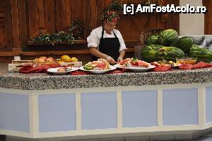 [P35] Zona de fructe foliate, cele din spate sunt in ladite si urmeaza a fi foliate. 
In dreapta in fata pepenilor, se vede bolul cu salata de fructe, care are si struguri. Unde sunt strugurii?! Evident ascunsi sub masa.  » foto by Talibanu
 - 
<span class="allrVoted glyphicon glyphicon-heart hidden" id="av464427"></span>
<a class="m-l-10 hidden" id="sv464427" onclick="voting_Foto_DelVot(,464427,15327)" role="button">șterge vot <span class="glyphicon glyphicon-remove"></span></a>
<a id="v9464427" class=" c-red"  onclick="voting_Foto_SetVot(464427)" role="button"><span class="glyphicon glyphicon-heart-empty"></span> <b>LIKE</b> = Votează poza</a> <img class="hidden"  id="f464427W9" src="/imagini/loader.gif" border="0" /><span class="AjErrMes hidden" id="e464427ErM"></span>