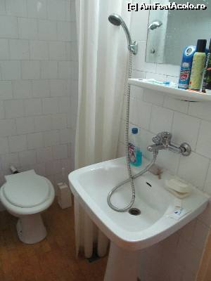 [P12] Baia din cameră. Foarte curată, după cum se vede! Duşul a fost ataşat chiuvetei (neavând cabină specială), dar asta nu m-a împiedicat să mă spăl. Apa caldă şi cea rece au curs la orice oră!...  » foto by Neptunus
 - 
<span class="allrVoted glyphicon glyphicon-heart hidden" id="av541100"></span>
<a class="m-l-10 hidden" id="sv541100" onclick="voting_Foto_DelVot(,541100,15344)" role="button">șterge vot <span class="glyphicon glyphicon-remove"></span></a>
<a id="v9541100" class=" c-red"  onclick="voting_Foto_SetVot(541100)" role="button"><span class="glyphicon glyphicon-heart-empty"></span> <b>LIKE</b> = Votează poza</a> <img class="hidden"  id="f541100W9" src="/imagini/loader.gif" border="0" /><span class="AjErrMes hidden" id="e541100ErM"></span>