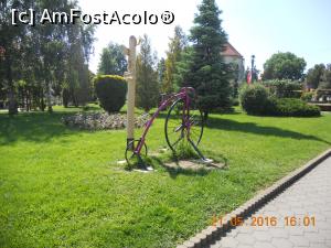 [P01] O bicicletă în parcul oraşului » foto by zlatna
 - 
<span class="allrVoted glyphicon glyphicon-heart hidden" id="av759197"></span>
<a class="m-l-10 hidden" id="sv759197" onclick="voting_Foto_DelVot(,759197,15371)" role="button">șterge vot <span class="glyphicon glyphicon-remove"></span></a>
<a id="v9759197" class=" c-red"  onclick="voting_Foto_SetVot(759197)" role="button"><span class="glyphicon glyphicon-heart-empty"></span> <b>LIKE</b> = Votează poza</a> <img class="hidden"  id="f759197W9" src="/imagini/loader.gif" border="0" /><span class="AjErrMes hidden" id="e759197ErM"></span>