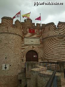 [P02] Intrarea in castel.  » foto by alinaro
 - 
<span class="allrVoted glyphicon glyphicon-heart hidden" id="av466360"></span>
<a class="m-l-10 hidden" id="sv466360" onclick="voting_Foto_DelVot(,466360,15373)" role="button">șterge vot <span class="glyphicon glyphicon-remove"></span></a>
<a id="v9466360" class=" c-red"  onclick="voting_Foto_SetVot(466360)" role="button"><span class="glyphicon glyphicon-heart-empty"></span> <b>LIKE</b> = Votează poza</a> <img class="hidden"  id="f466360W9" src="/imagini/loader.gif" border="0" /><span class="AjErrMes hidden" id="e466360ErM"></span>