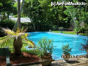 [P17] Piscina lui Ernest Hemingway. 
Prima piscina din Key West, construita de sotia lui Ernest cand a aflat ca o inseala prin Europa I-a tocat toti banii pe aceasta piscina: 20.000 de dolari. 
Tot domeniul a costat 8000 de USD cu colectii si raritati cu tot.  » foto by drumet
 - 
<span class="allrVoted glyphicon glyphicon-heart hidden" id="av484718"></span>
<a class="m-l-10 hidden" id="sv484718" onclick="voting_Foto_DelVot(,484718,15416)" role="button">șterge vot <span class="glyphicon glyphicon-remove"></span></a>
<a id="v9484718" class=" c-red"  onclick="voting_Foto_SetVot(484718)" role="button"><span class="glyphicon glyphicon-heart-empty"></span> <b>LIKE</b> = Votează poza</a> <img class="hidden"  id="f484718W9" src="/imagini/loader.gif" border="0" /><span class="AjErrMes hidden" id="e484718ErM"></span>