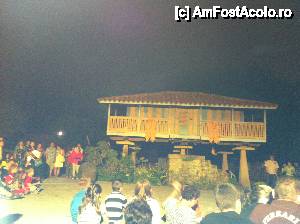 [P19] Cea mai amuzanta sceneta a fost lasata spre sfarsit. Constructia este tipica asturiana, se numeste 'horeo' si este un fel de fanar sau patul de-ale noastre. Trasgus se tin numai de sotii...  » foto by alinaro
 - 
<span class="allrVoted glyphicon glyphicon-heart hidden" id="av478035"></span>
<a class="m-l-10 hidden" id="sv478035" onclick="voting_Foto_DelVot(,478035,15428)" role="button">șterge vot <span class="glyphicon glyphicon-remove"></span></a>
<a id="v9478035" class=" c-red"  onclick="voting_Foto_SetVot(478035)" role="button"><span class="glyphicon glyphicon-heart-empty"></span> <b>LIKE</b> = Votează poza</a> <img class="hidden"  id="f478035W9" src="/imagini/loader.gif" border="0" /><span class="AjErrMes hidden" id="e478035ErM"></span>