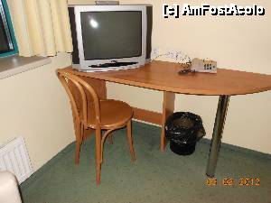[P10] Hotel Amedia Express - Praga. Biroul cu televizor şi telefon.  » foto by iulianic
 - 
<span class="allrVoted glyphicon glyphicon-heart hidden" id="av469128"></span>
<a class="m-l-10 hidden" id="sv469128" onclick="voting_Foto_DelVot(,469128,15437)" role="button">șterge vot <span class="glyphicon glyphicon-remove"></span></a>
<a id="v9469128" class=" c-red"  onclick="voting_Foto_SetVot(469128)" role="button"><span class="glyphicon glyphicon-heart-empty"></span> <b>LIKE</b> = Votează poza</a> <img class="hidden"  id="f469128W9" src="/imagini/loader.gif" border="0" /><span class="AjErrMes hidden" id="e469128ErM"></span>